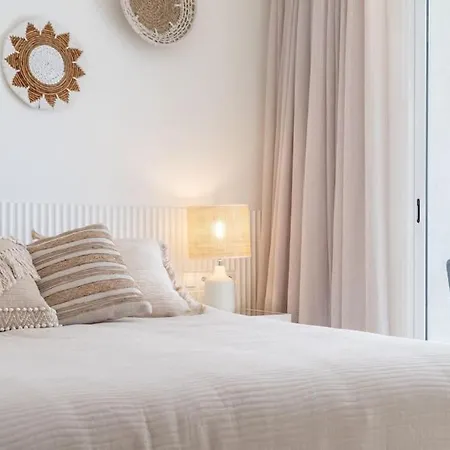 Newly Renovated, Sea View + Walk To Rdr381