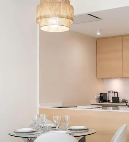 Newly Renovated, Sea View + Walk To Rdr381