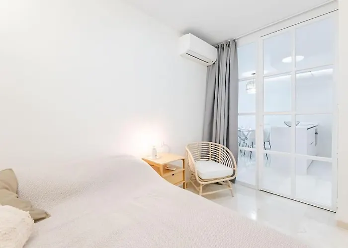 Newly Renovated, Sea View + Walk To Rdr381 Apartment *