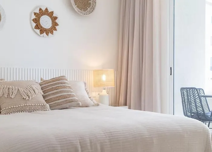 Newly Renovated, Sea View + Walk To Rdr381