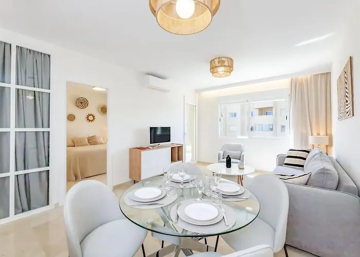 Newly Renovated, Sea View + Walk To Rdr381 *